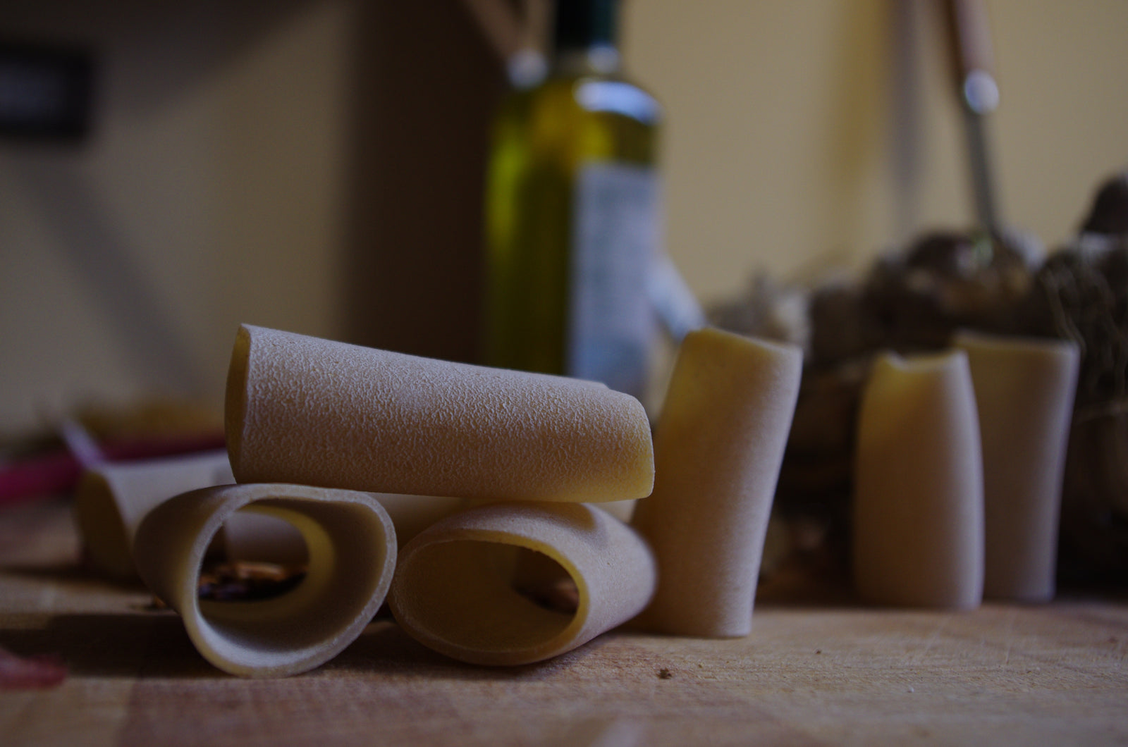 Pasta biologica di grani antichi siciliani, con semola macinata a pietra trafilata al bronzo ed essiccata lentamente.