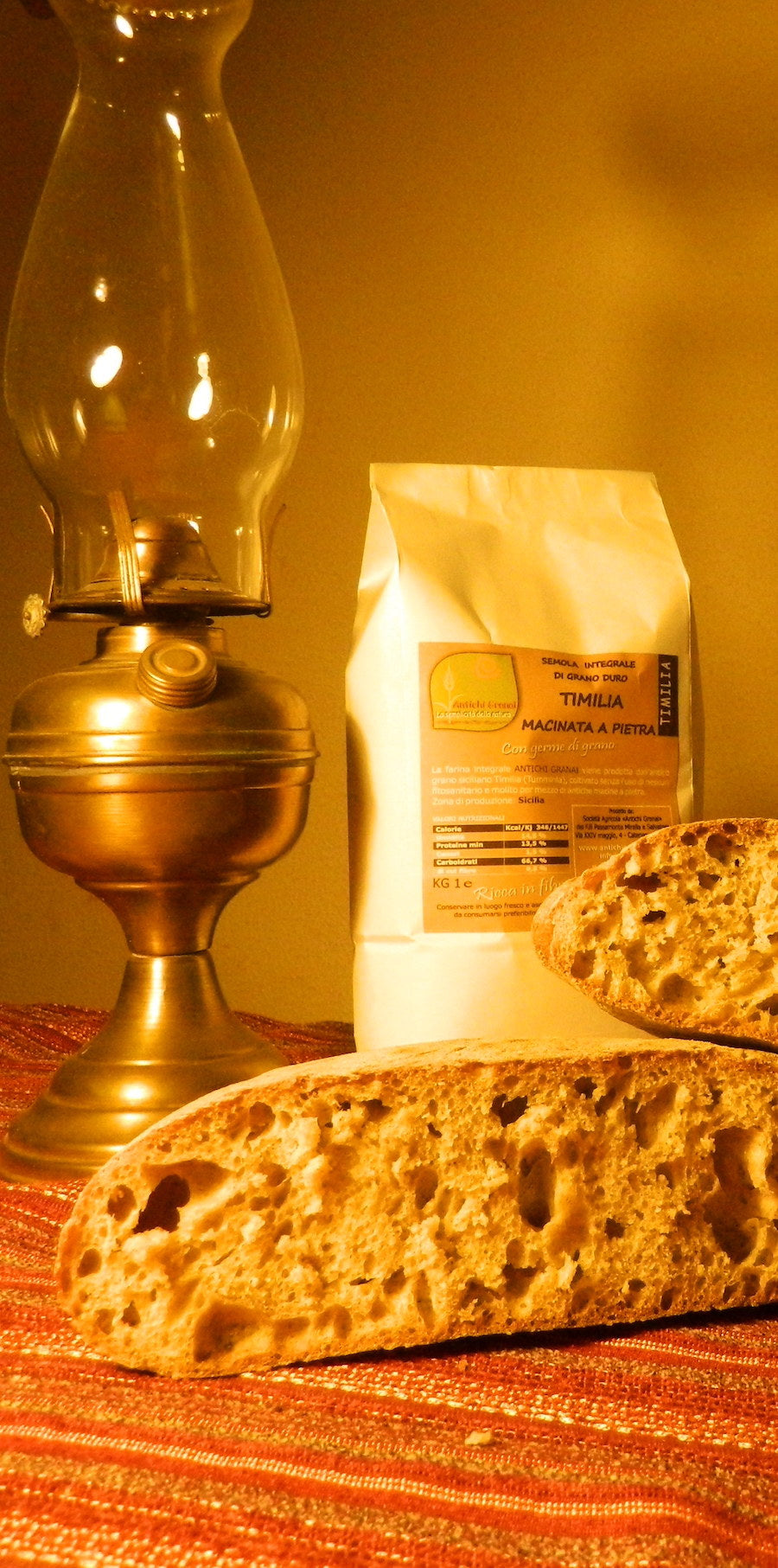 Farina biologica di grani antichi siciliani macinata a pietra. Farina di Timilia o Tumminia, maiorca, perciasacchi, russello ed evolutiva.