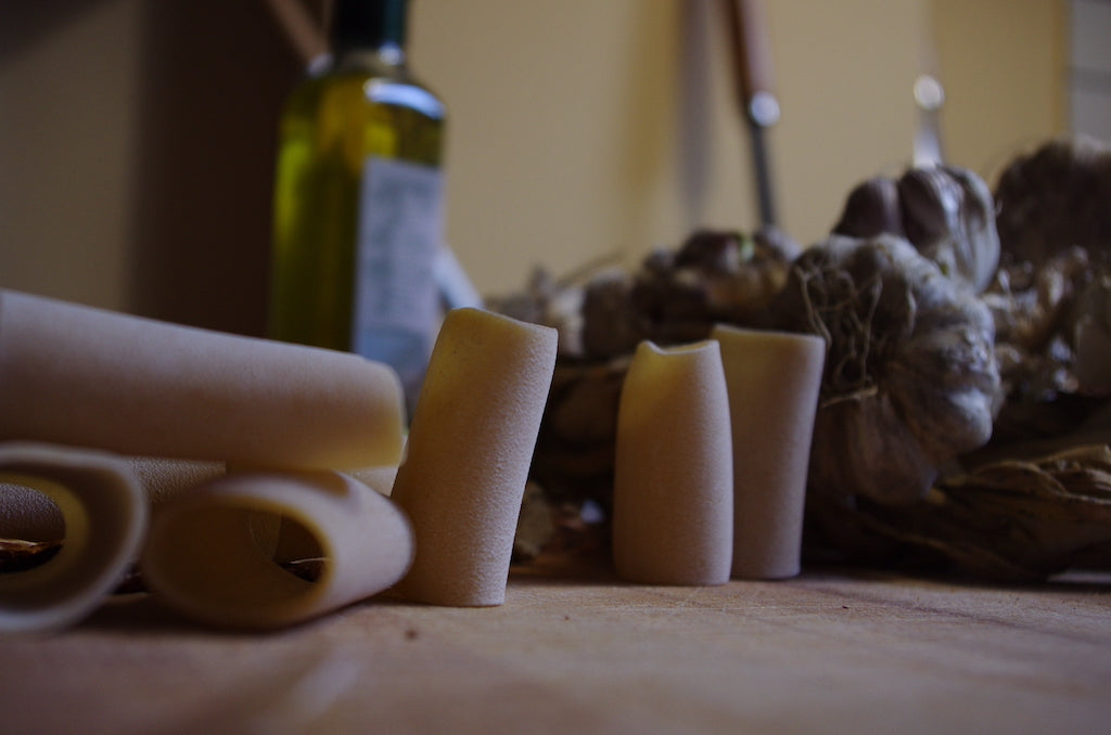 Pasta biologica di grani antichi siciliani, con semola macinata a pietra trafilata al bronzo ed essiccata lentamente.